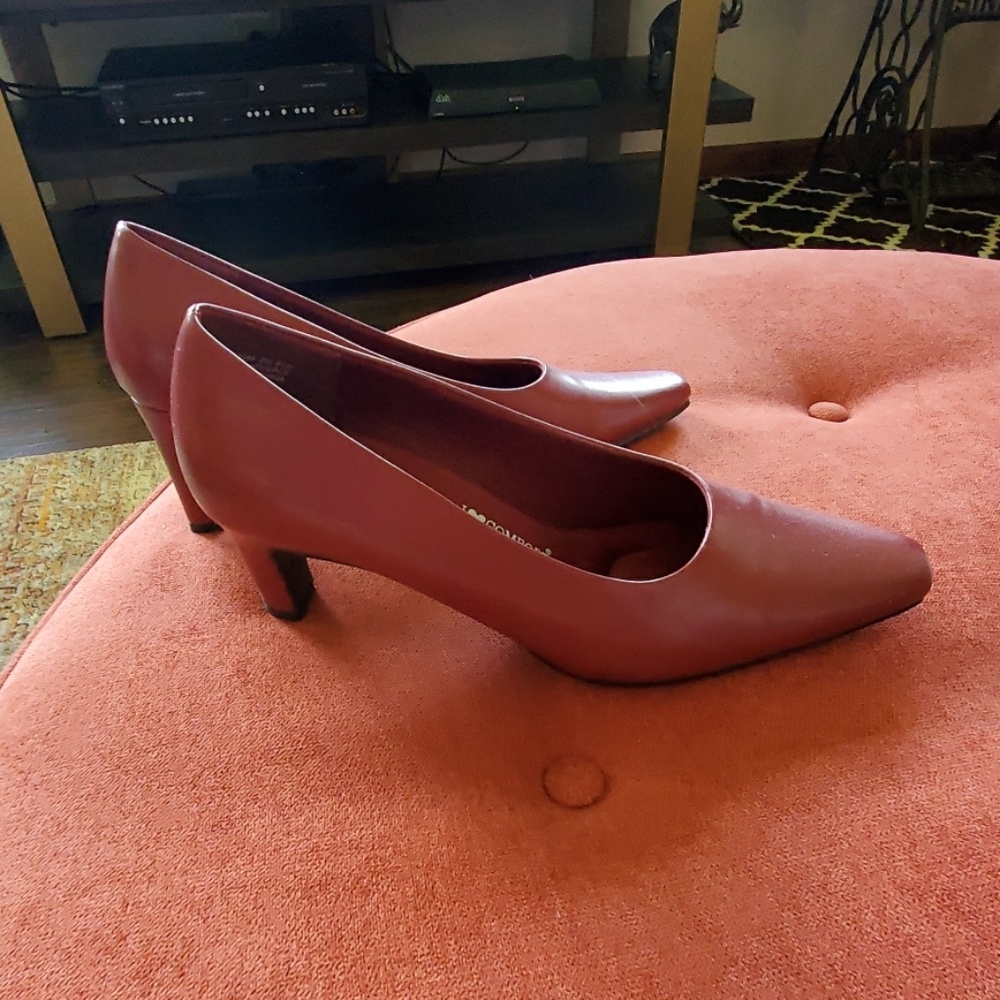 Red pumps